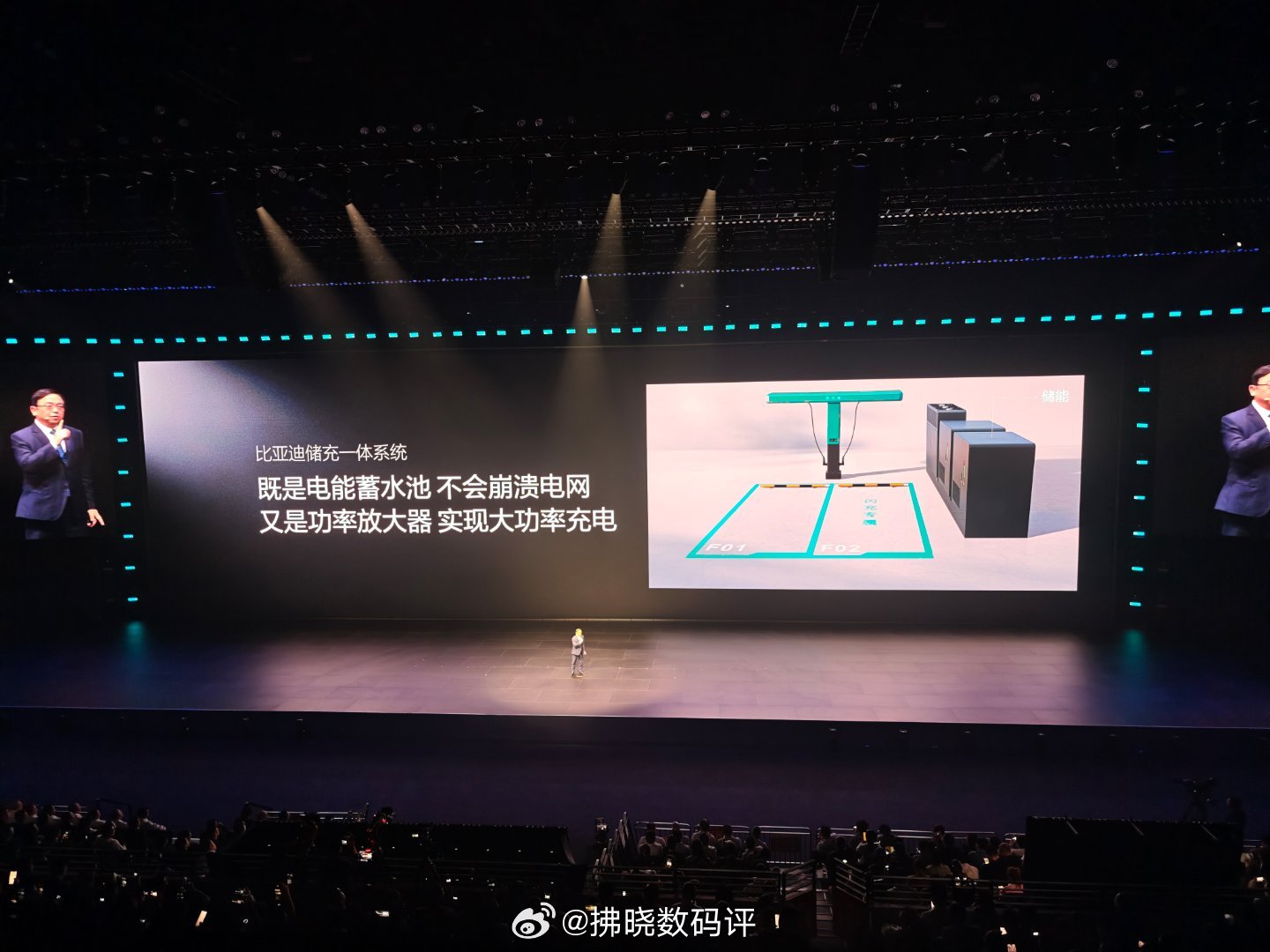 比亚迪的“闪充”到底有何不同？比亚迪全球首创滑轨悬吊式T型桩，零重力充电枪，轻巧