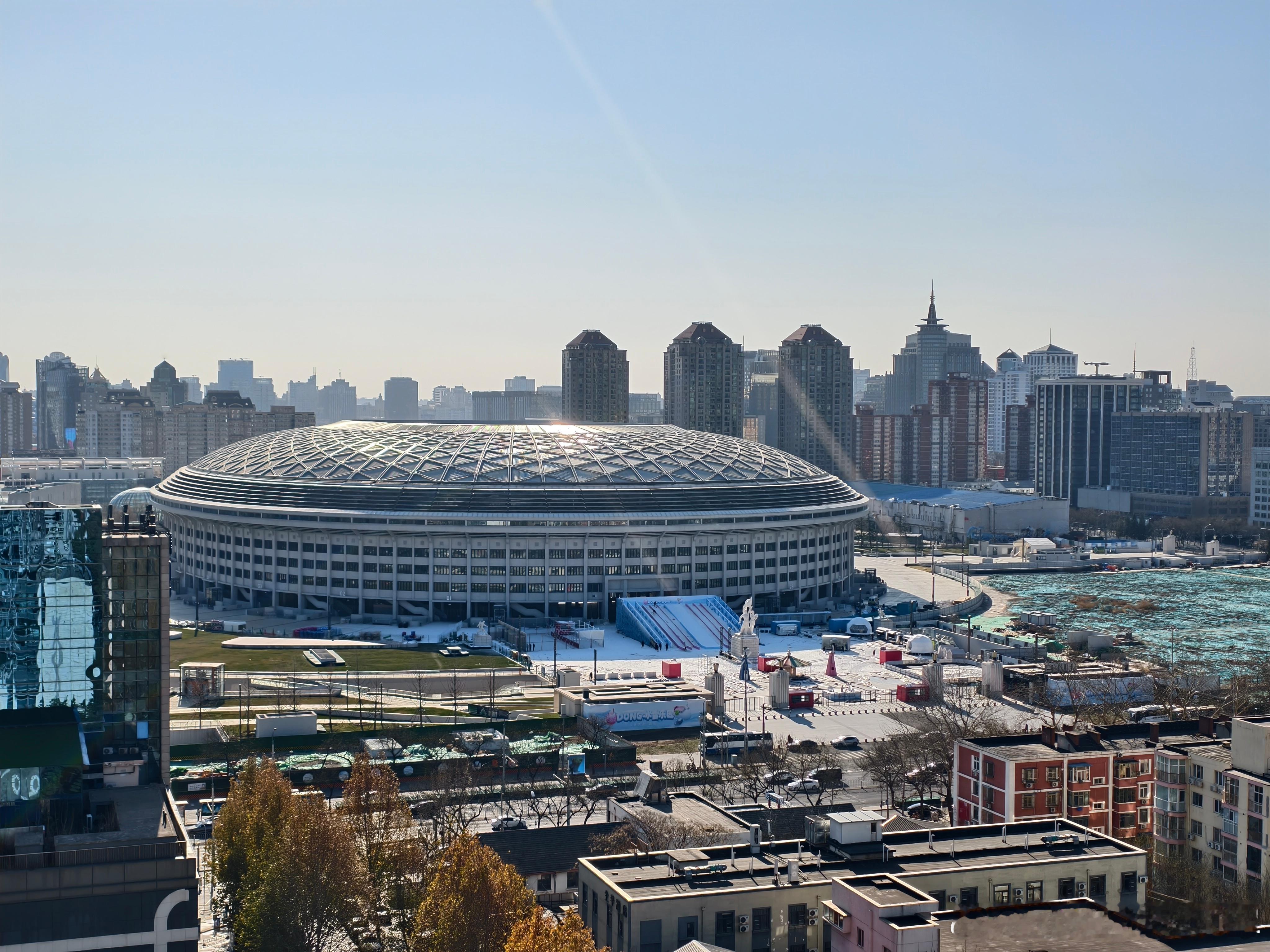 工体冰雪大世界，高空监工昨日视角[馋嘴] （图1是因为镜头膜裂了导致斜向眩光，请