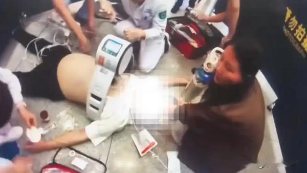 医者仁心，站台上演生死营救
 
5月15日，成都医生余林动身前往贵州出差，在成都