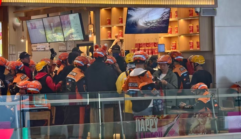 #千问让奶茶店爆单了# 这两天千问和元宝红包杀疯了。线下送鸡蛋，老人去排队。线上