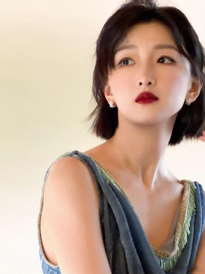 周冬雨回应录综艺挂脸周五晚高疯完全懂这种感受！很多 i 人在陌生场合都会不自觉放