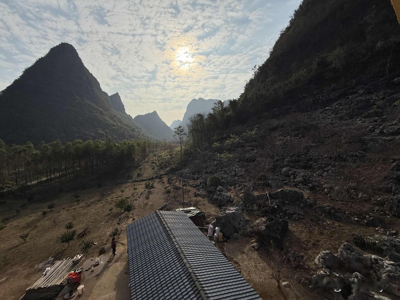 我家在宽广的土地上不需要精致的灶台！
我家在距离市区几十公里外的山坳坳里也打不到