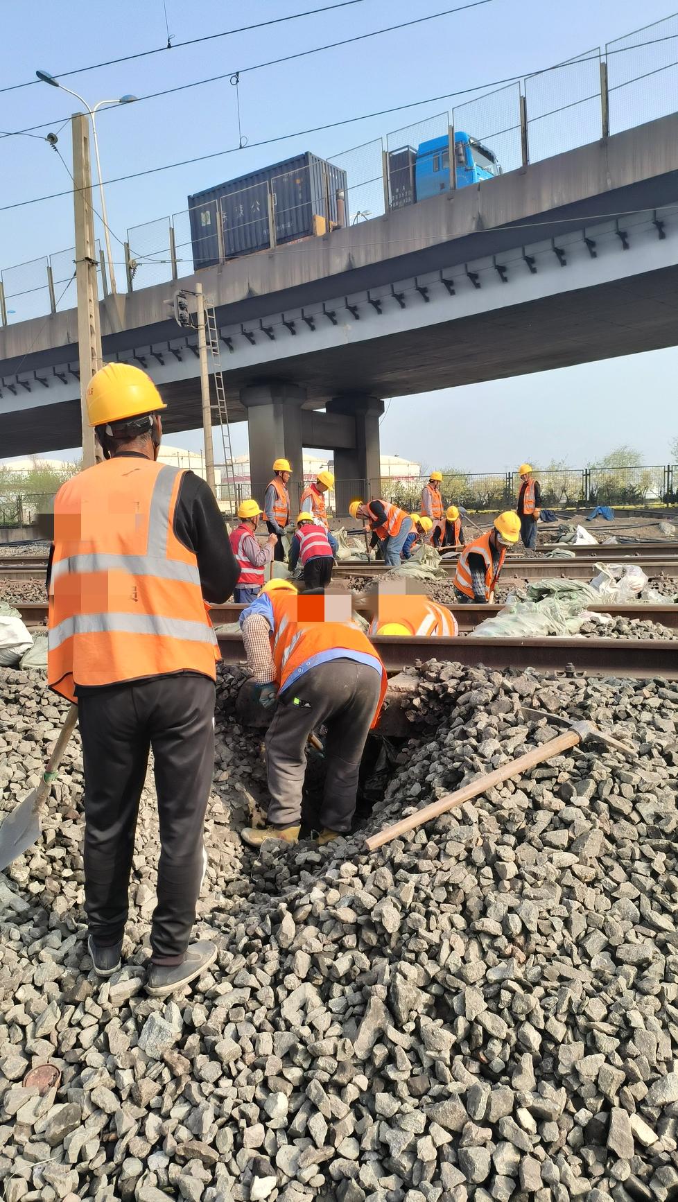 985高材生施工现场被监理当众骂走，工程行业的体面，到底去哪了？
 
今天在施工