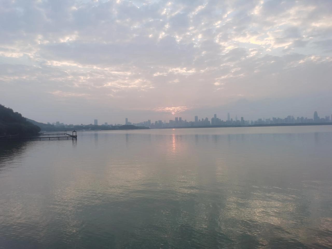 天边夕阳再次落下，映照着我那不安的心。