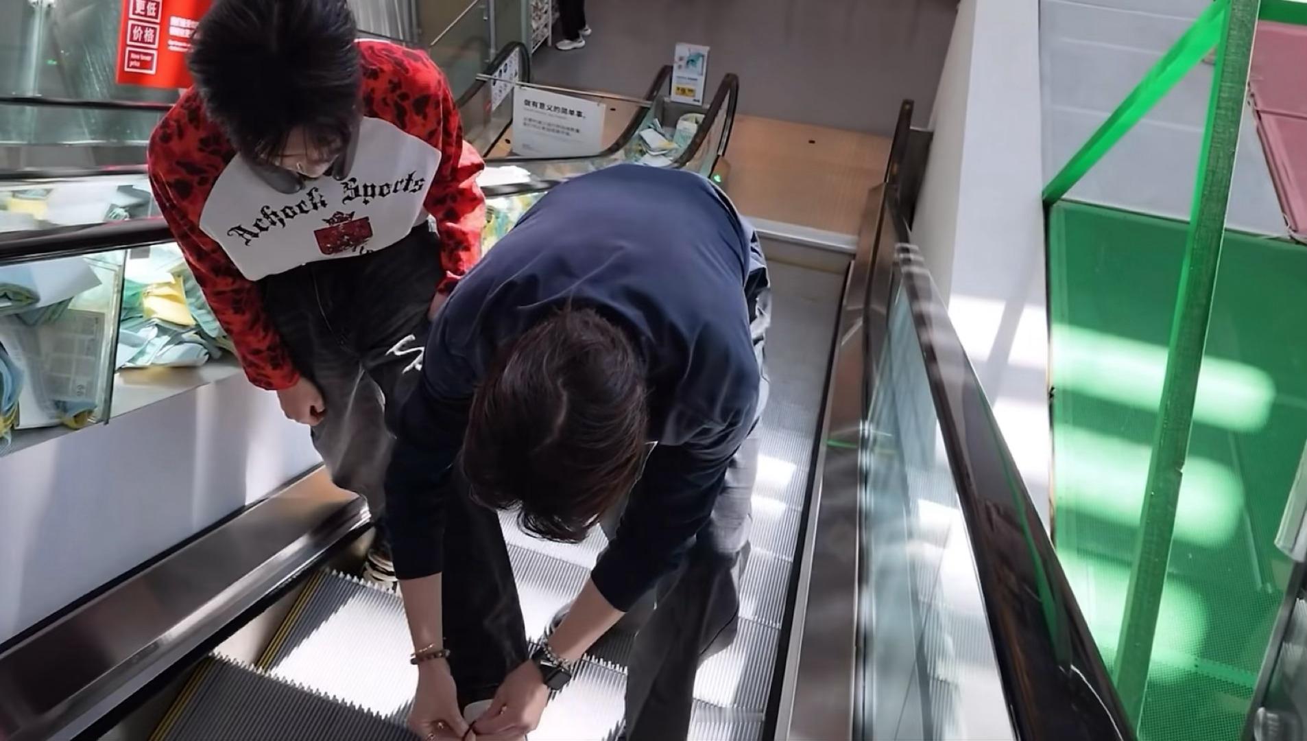 好细心的24孝好老公上电梯的时候就一直在看kingston的脚贴心的帮老婆绑鞋带