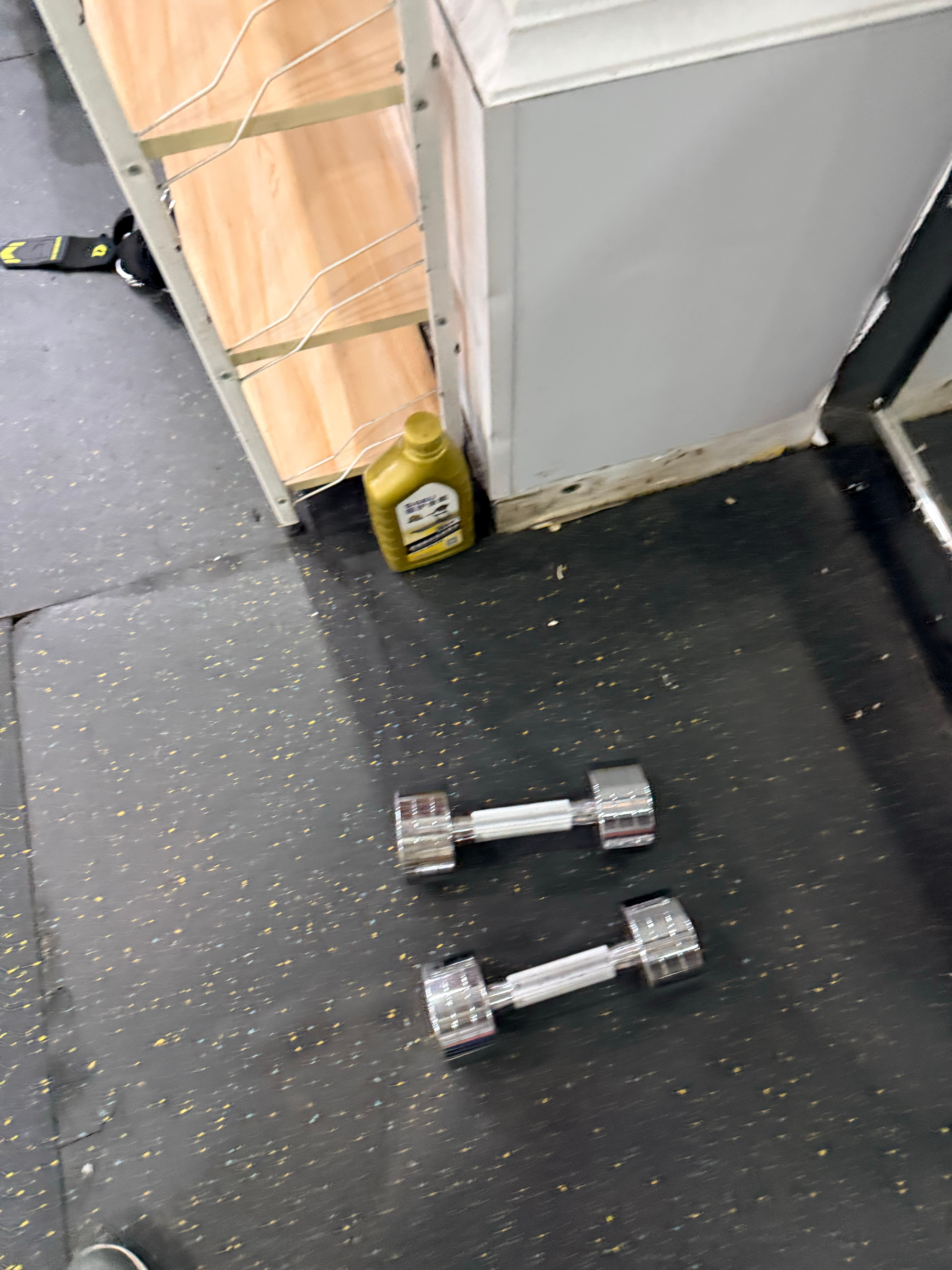 健身房发现一桶美孚一号1升装，仔细一看，极护全能[笑cry] ​​​