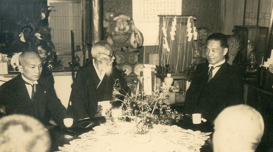 1946年1月21日深夜，南京城里突然响起防空警报。紧接着，梅花山方向传来一声巨