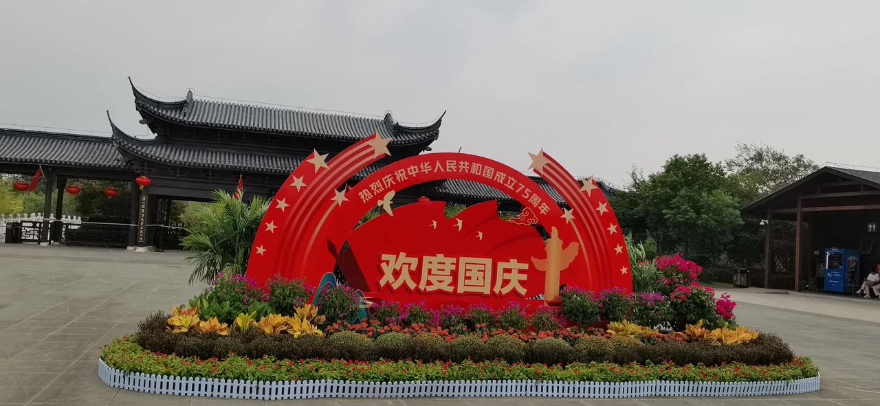 在国庆长假来临的头一天，特意去焦山公园看看，家里门前的金桂终于绽放飘香，焦山公园