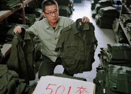 军队里的蛀虫比敌人还可怕！河南查获的特大军装贩卖案，光制式服装就扣了2万多套，军