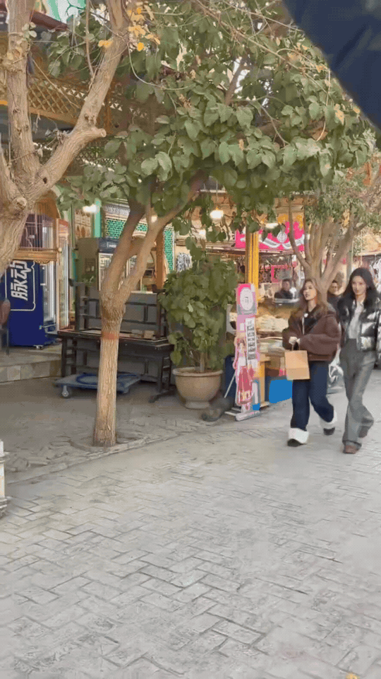 不只是她，其实内娱很多明星都不适合黄毛。黄皮肤的人最配的还是黑头发 