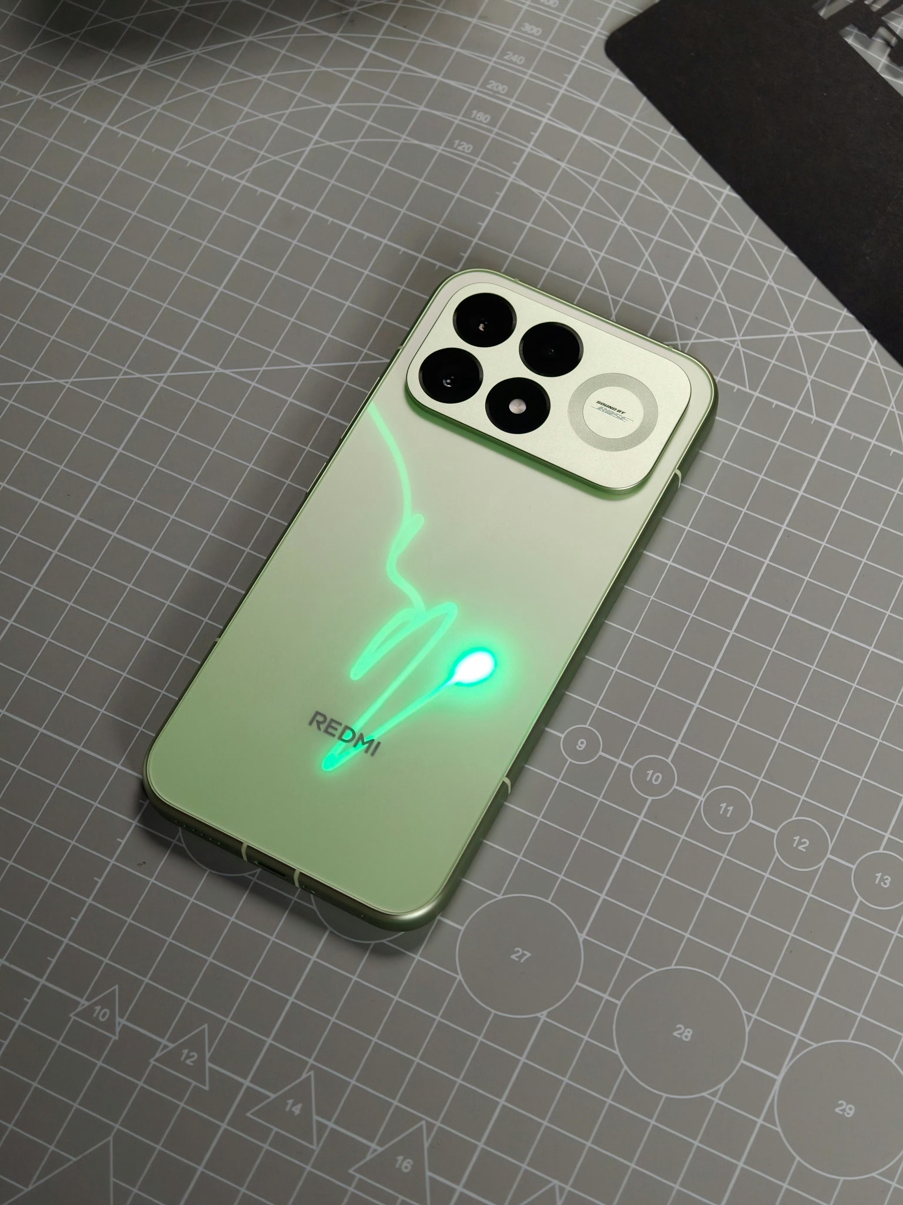 REDMI K100 Pro主打的流萤追光配色，背板内置了夜光油墨，阳光或室内灯