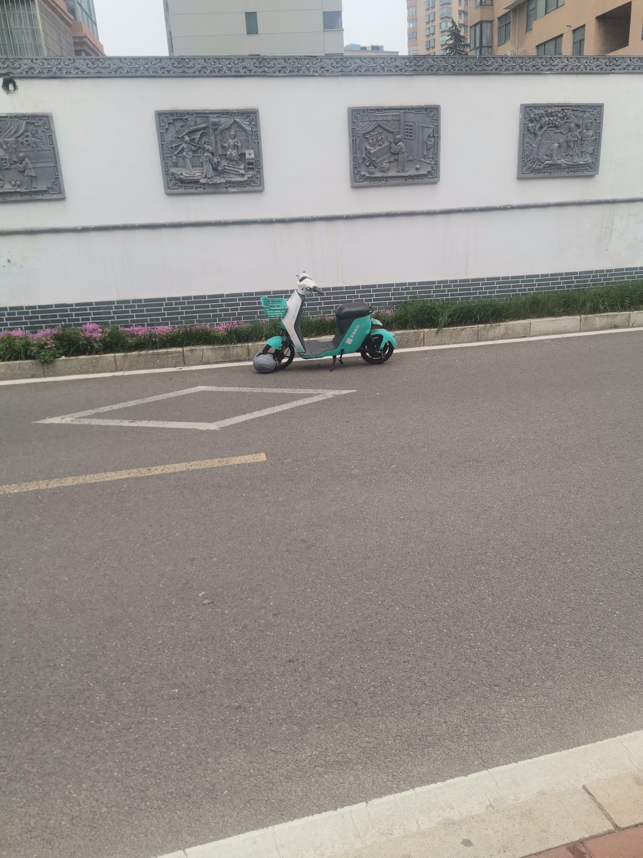 这是谁把共享单车放放到路中间了？真是缺德，不会送回集中停放点吗？少数人的素质真的