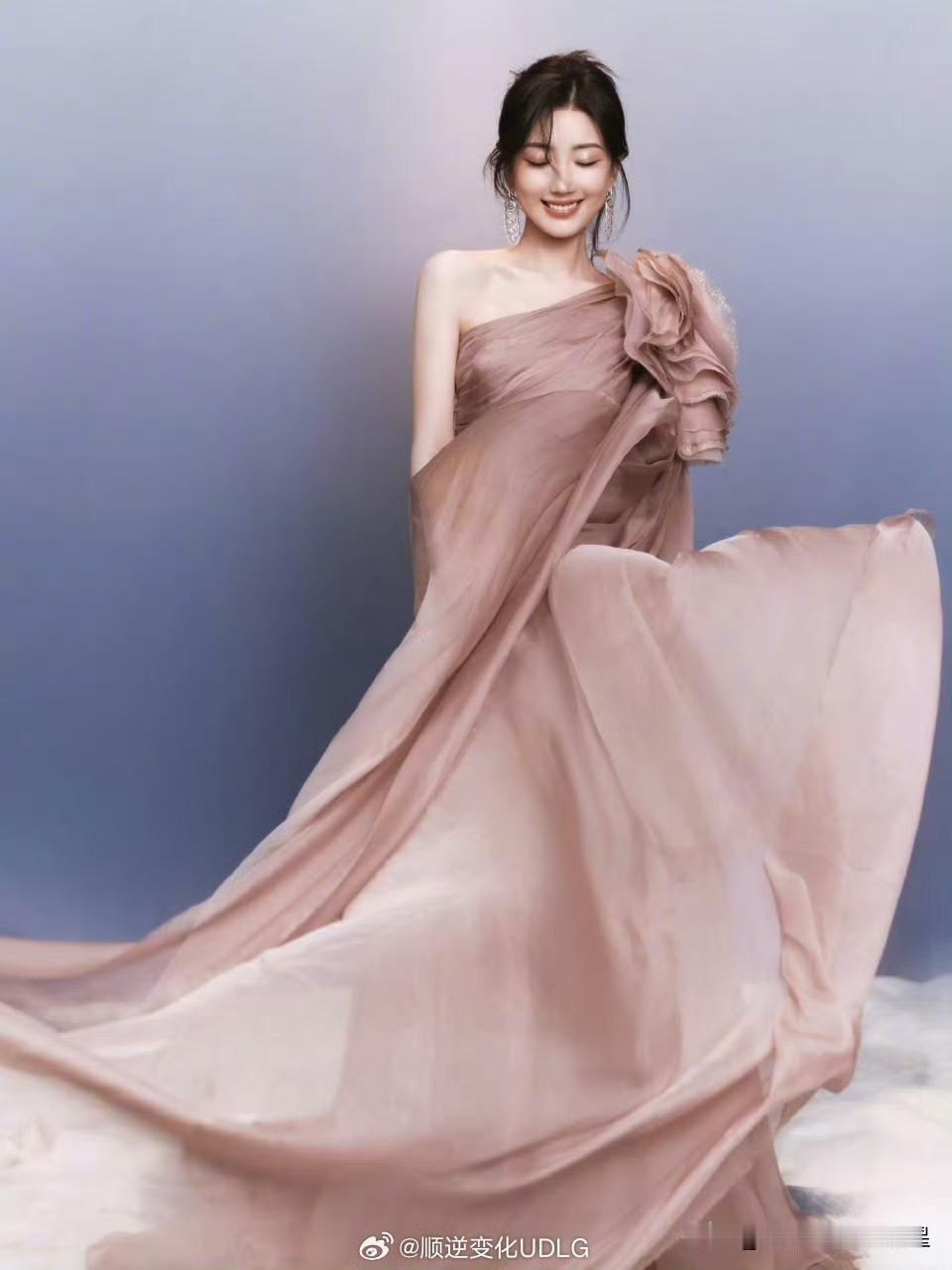 毛晓彤这组金鹅荣誉造型美到失语！
 
谁能拒绝毛晓彤的藕粉色纱裙造型啊💓 温柔