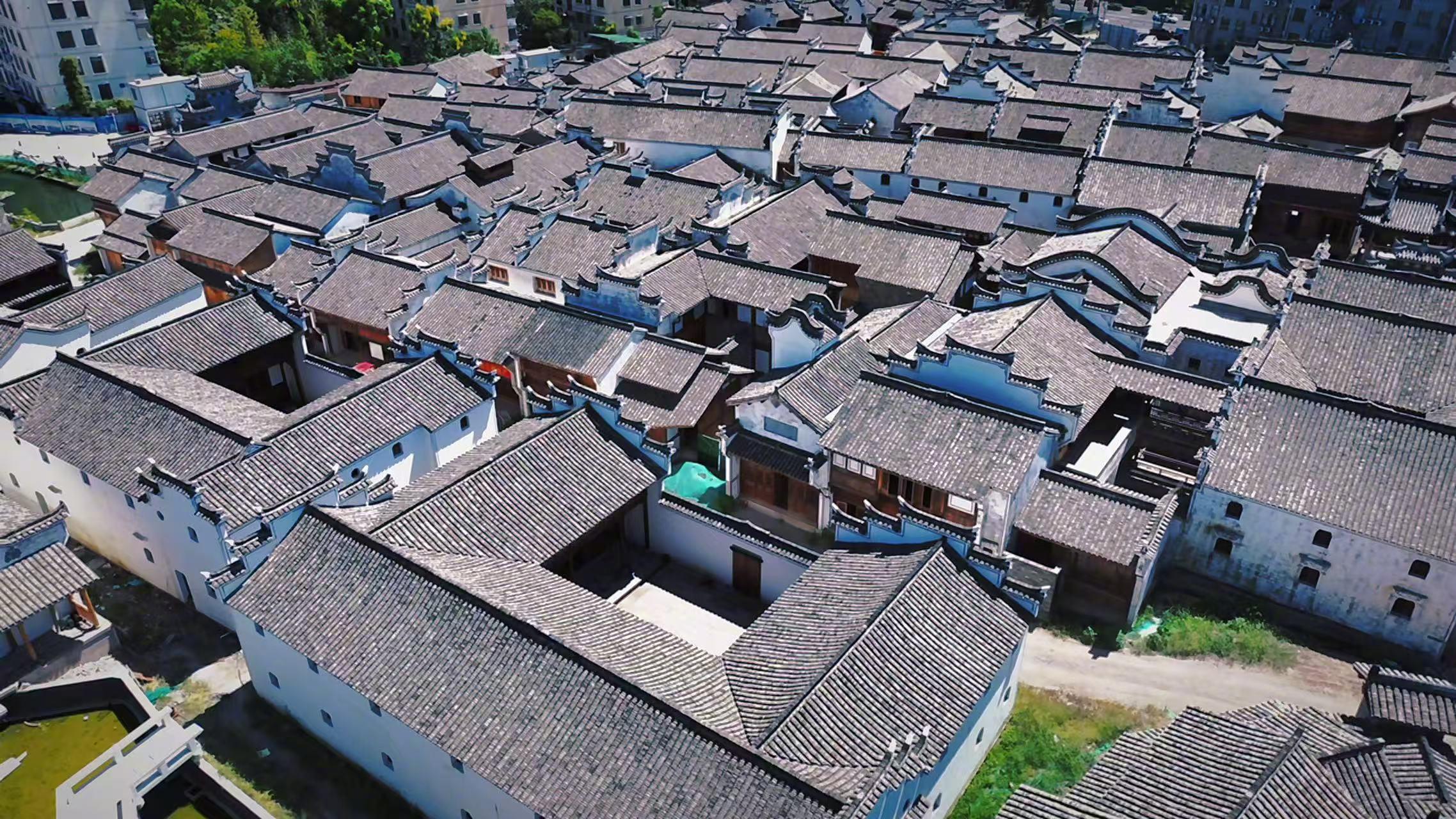 大年初一的第一缕阳光，照在世界义乌。从全球数贸中心的流光溢彩，到国际商贸城里连接