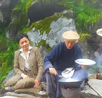 那时在庐山，老蒋也露一手，给美玲烧锅煮饭炒个菜，俩人挺恩爱…
幽默老蒋