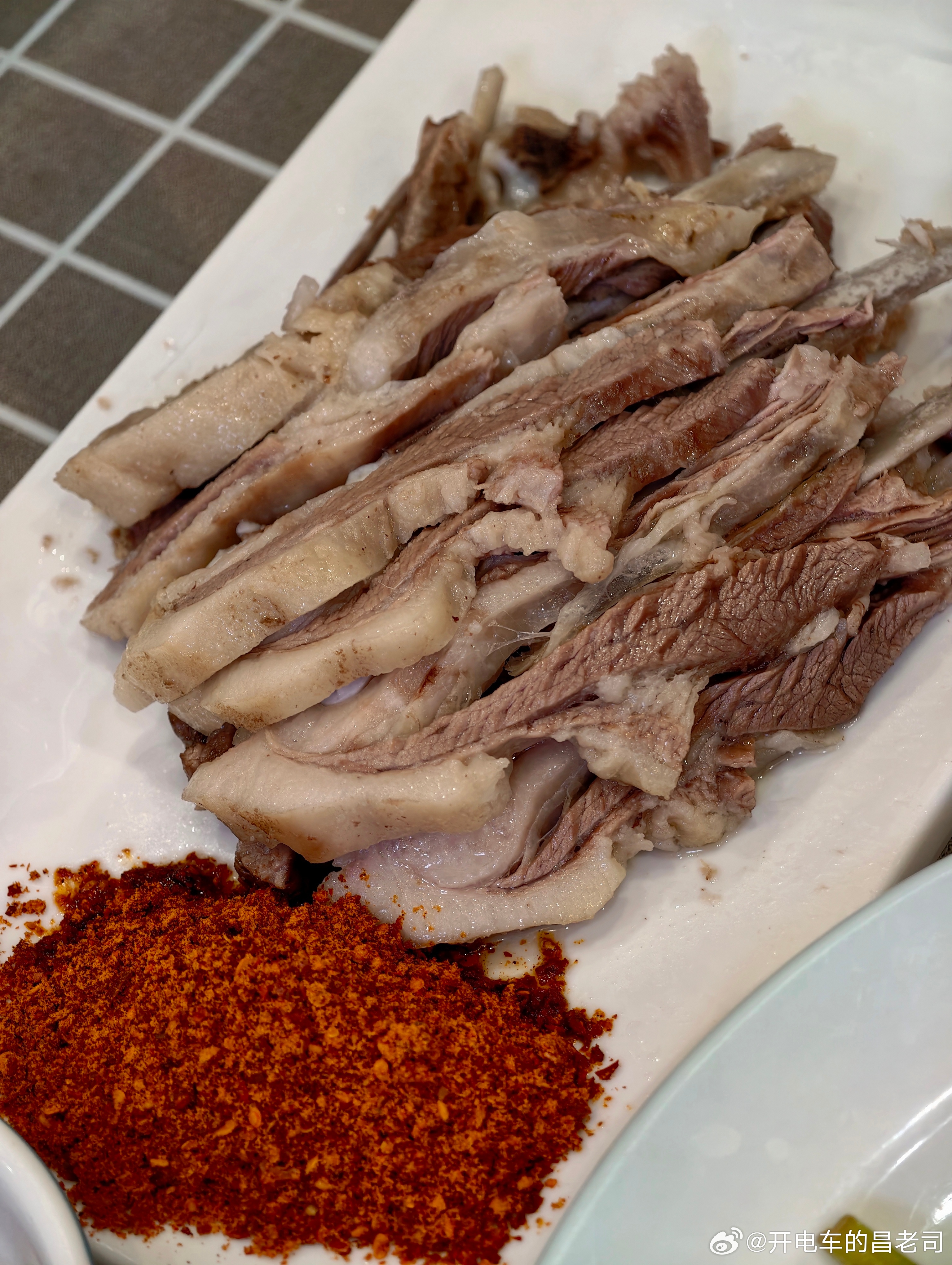 在银川解锁了新食物，滩羊肉和XX忘记了，挺好吃的，但我更加记得人生第一份枸杞是送