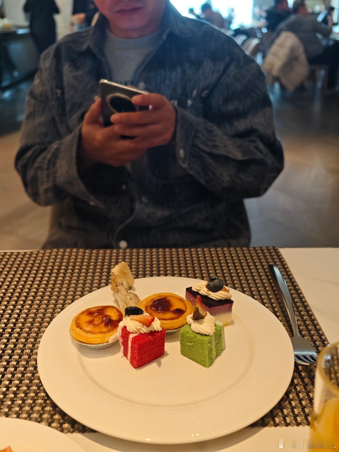 酒店自助转一圈，正常人都是拿肉拿海鲜的...这人倒好，揣着一盘子蛋糕点心回来。多