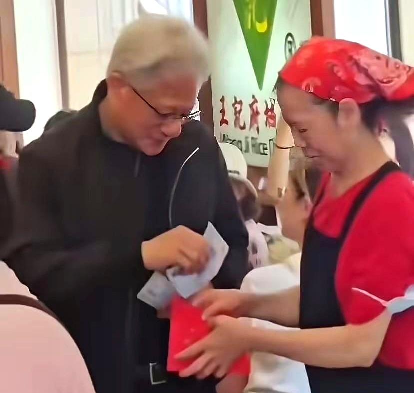黄仁勋去饭店吃饭，顺手掏了300块给服务员。
结果有人看完就开始挑刺：这么大老板