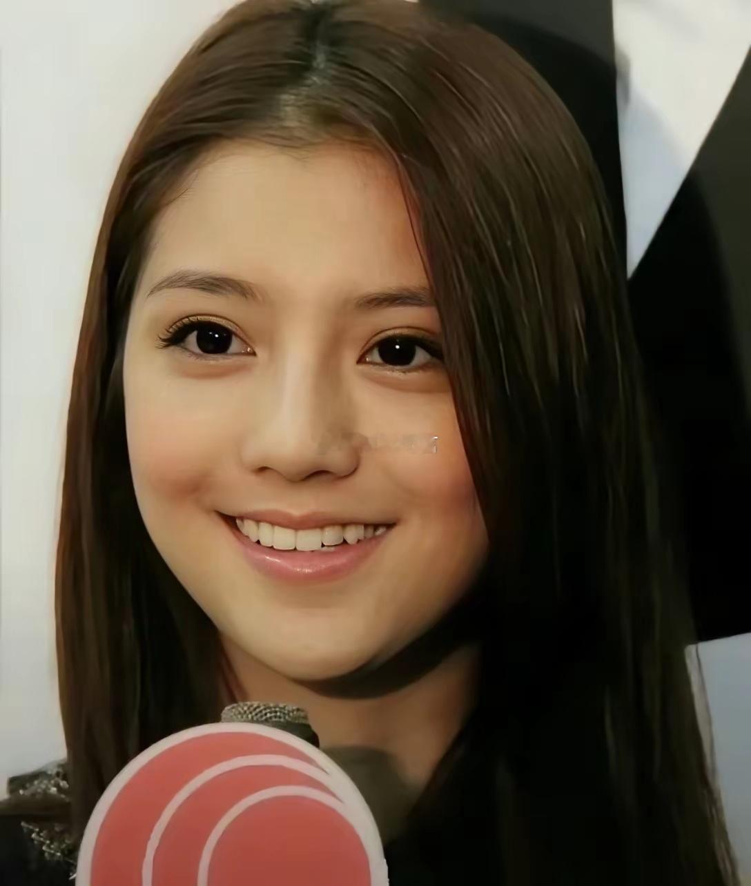 她年轻时有种经济上行的美，现在没有以前漂亮了。 