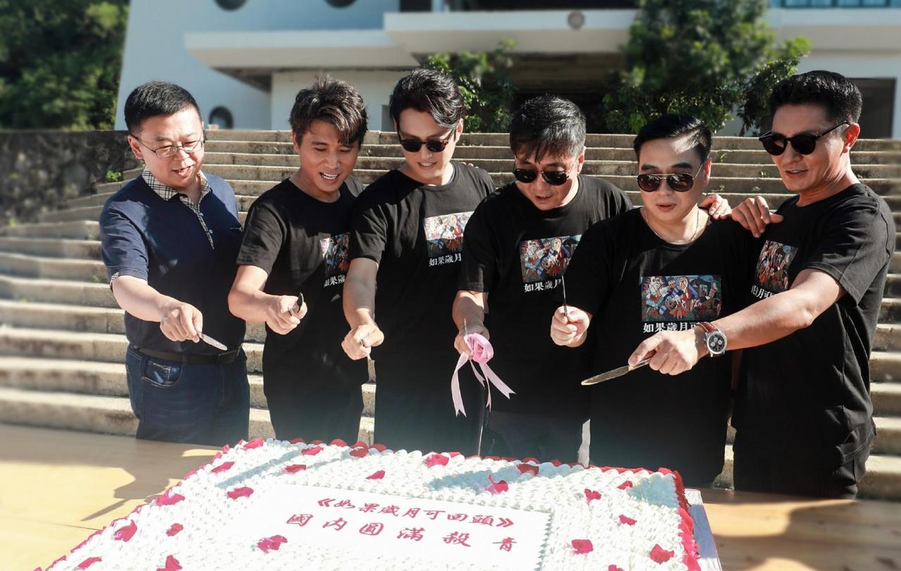 5位穿着整齐划一的男星同框：

我一眼就认出了喜容绽放的李乃文，神仪明秀的靳东，