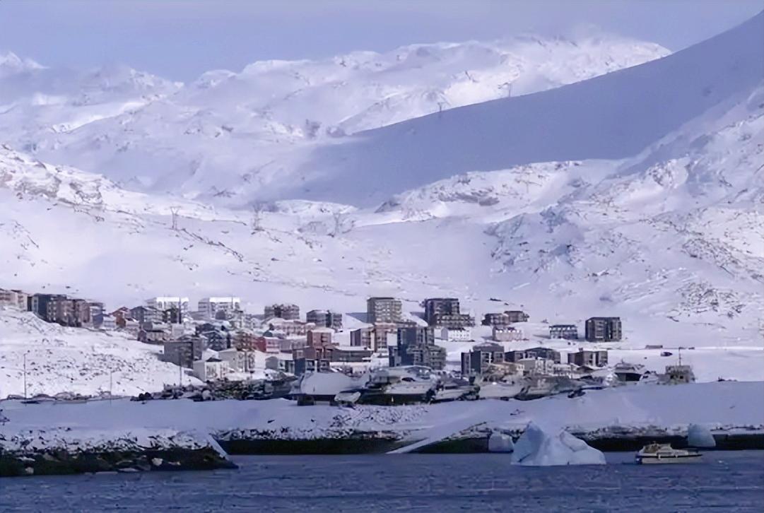 特朗普也太直接了，竟然在佛罗里达州海湖庄园当着媒体的面，放话美国“必须得到格陵兰