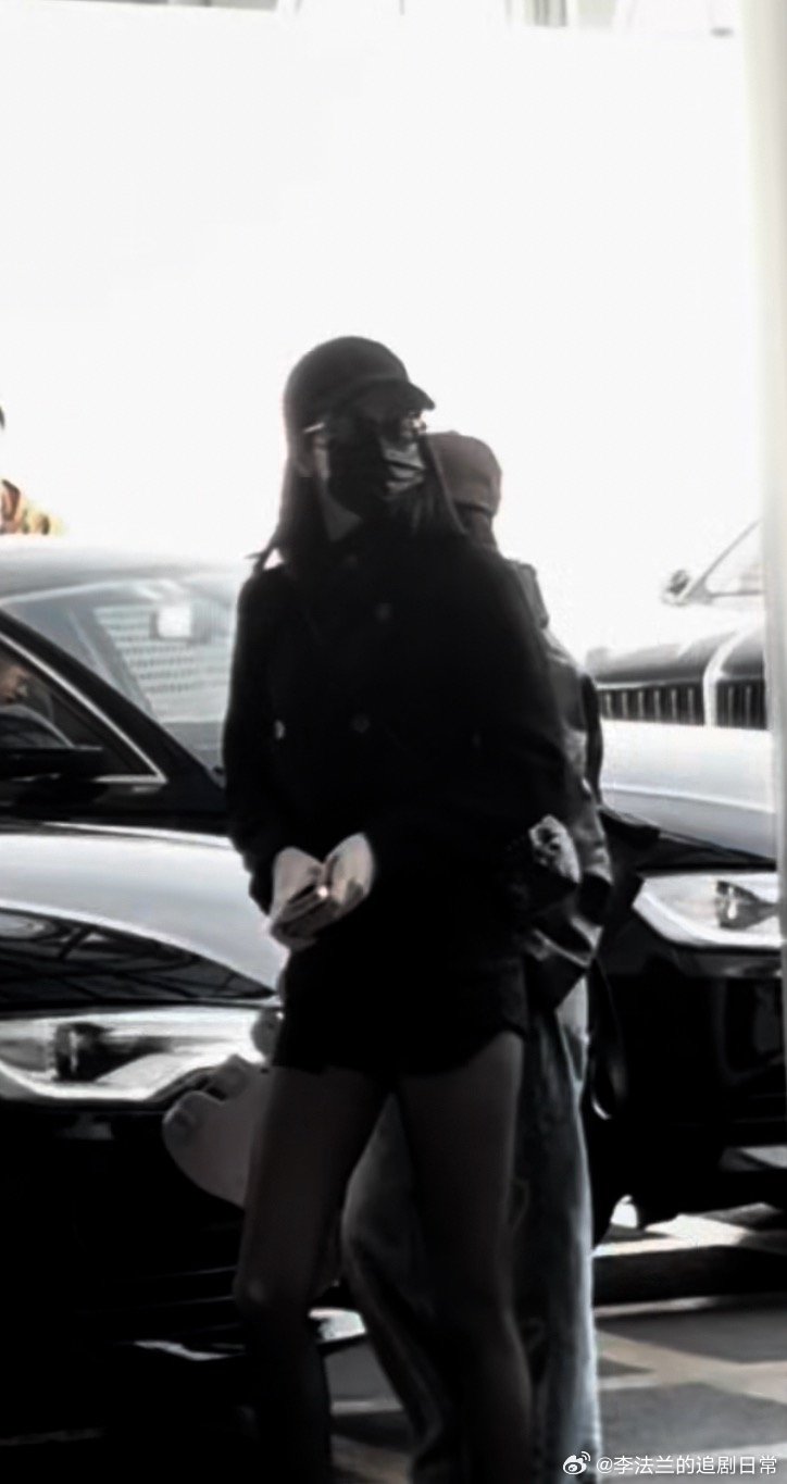 迪丽热巴黑丝长腿迪丽热巴的身材是真的很绝啊！看到她穿黑丝的造型，那长腿线条也太优