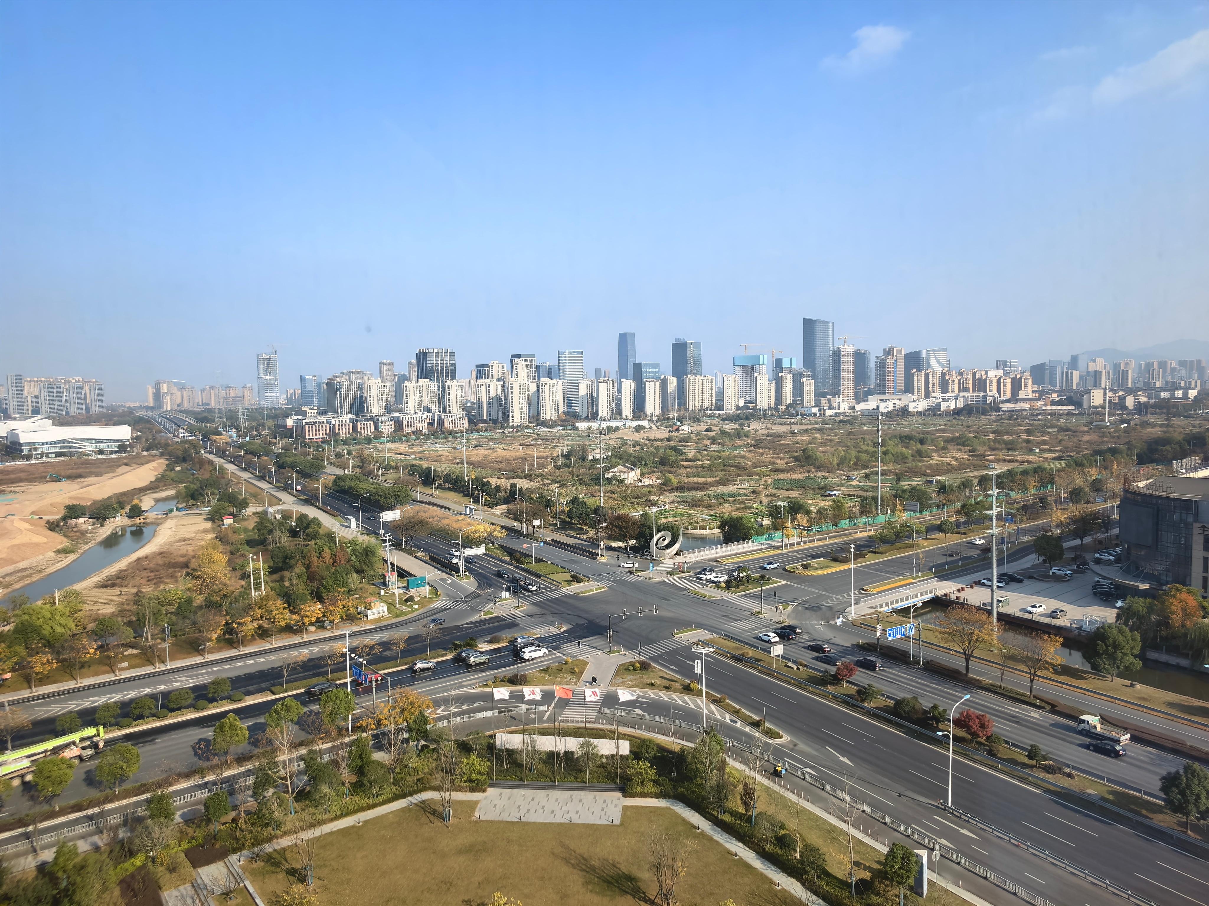 绍兴。闪迪招待我们直接住的万豪，有超大的落地窗，很漂亮，不过我这好像是郊区 绍兴