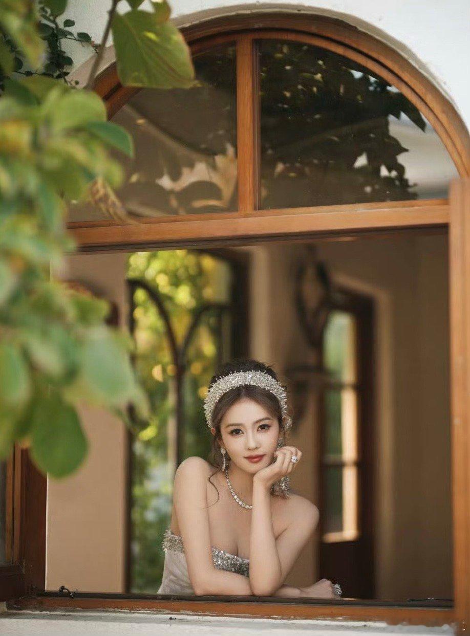 白鹿 美神白鹿[超话] 这是什么神仙颜值！完全美神降临💯 一整个被美到失语，心