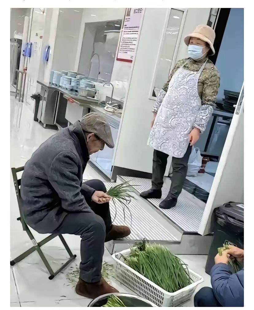 章泽天晚上估计会睡不着了，刘强东他瞒不住了，因为大家都知道啦。刘强东的家人已经被