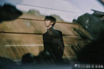 王俊凯抽象天赋型选手 王俊凯在游戏环节常常有让人意想不到的表现，这种不拘一格的思