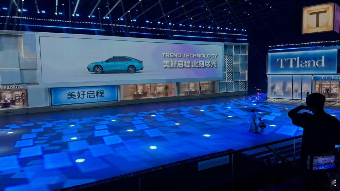 吉利银河TT发布会开场，有请第一位表演嘉宾…呃…狗狗一只[偷笑] ​​​
