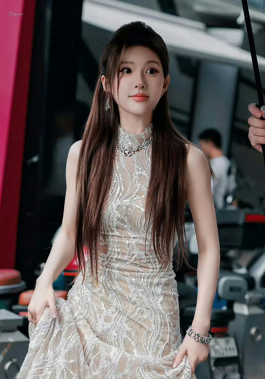 赵露思现在跟张元英真的是越来越像了，是可以在走张元英的风格吗？ ​​​