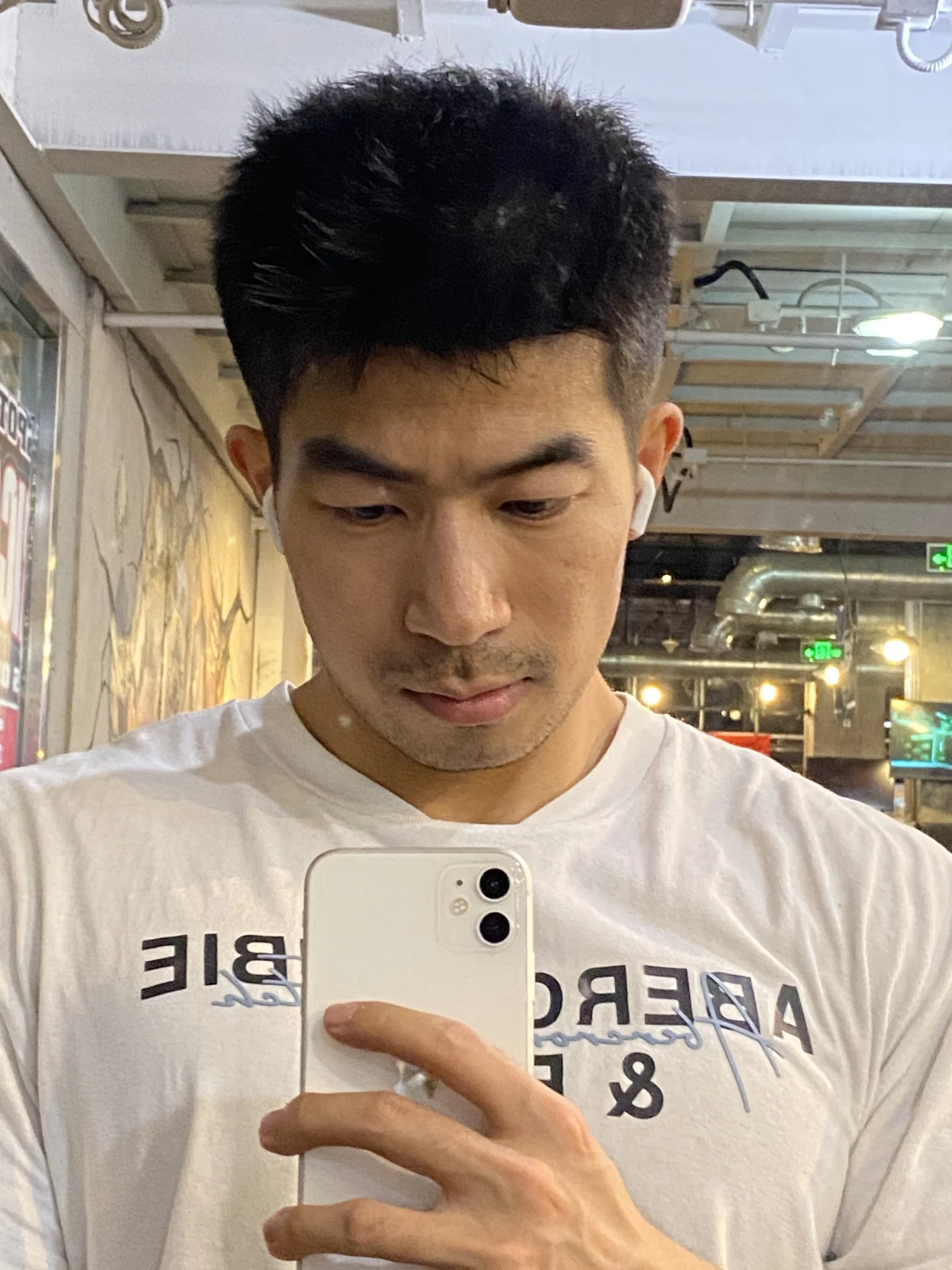 那变幻的脚步，让我们难牵手