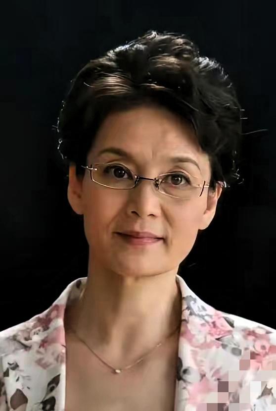 71岁潘虹的一句感慨，戳中了多少人对人生选择的思考！

手握13座影后奖杯，演技