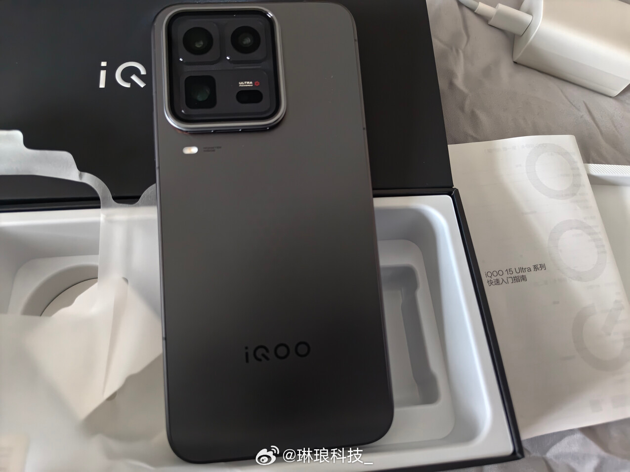 iqoo15 ultra 新机拆箱！黑色机身低调耐看，后盖渐变蜂窝纹路细节拉满，