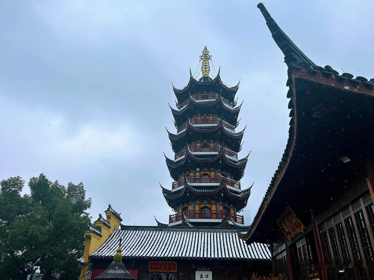 欢迎大家来我们南京鸡鸣寺，南朝四百八十寺之一，已经有1500年的历史。最近一次主