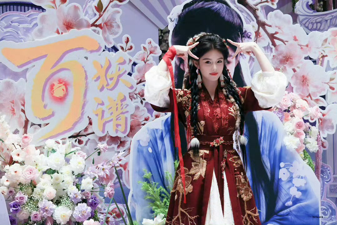 艾米百妖谱出妆艾米这百妖谱造型绝了！红袍金纹超吸睛，双麻花辫灵动，太适合她啦艾米