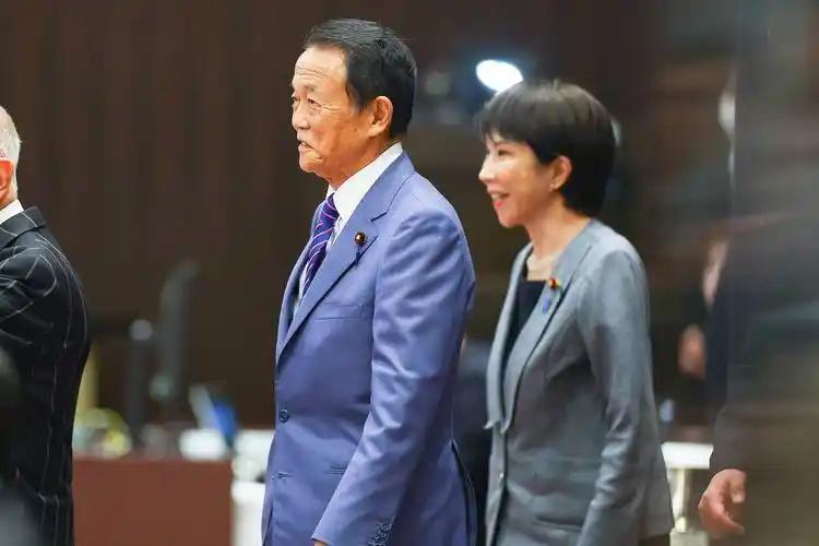 针对高市早苗最近的不当言论，日本前首相麻生太郎公然表示“既然生了就要养”！据日本