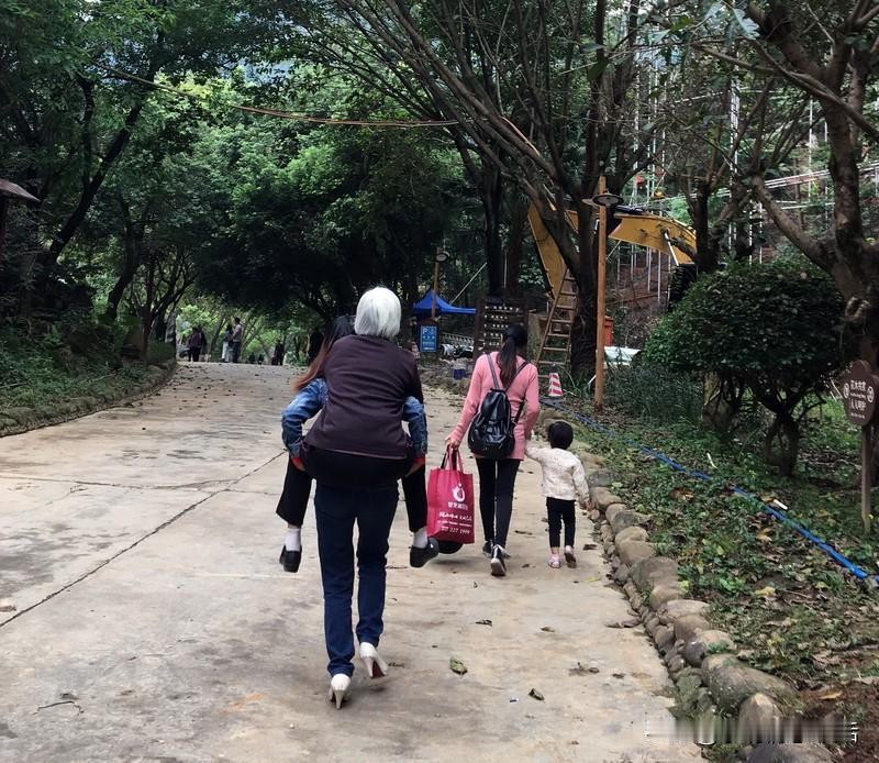 还在做“听话乖宝”？当心人生被“偷走”！
不少中国父母盲目顺从学校、老师，视其话