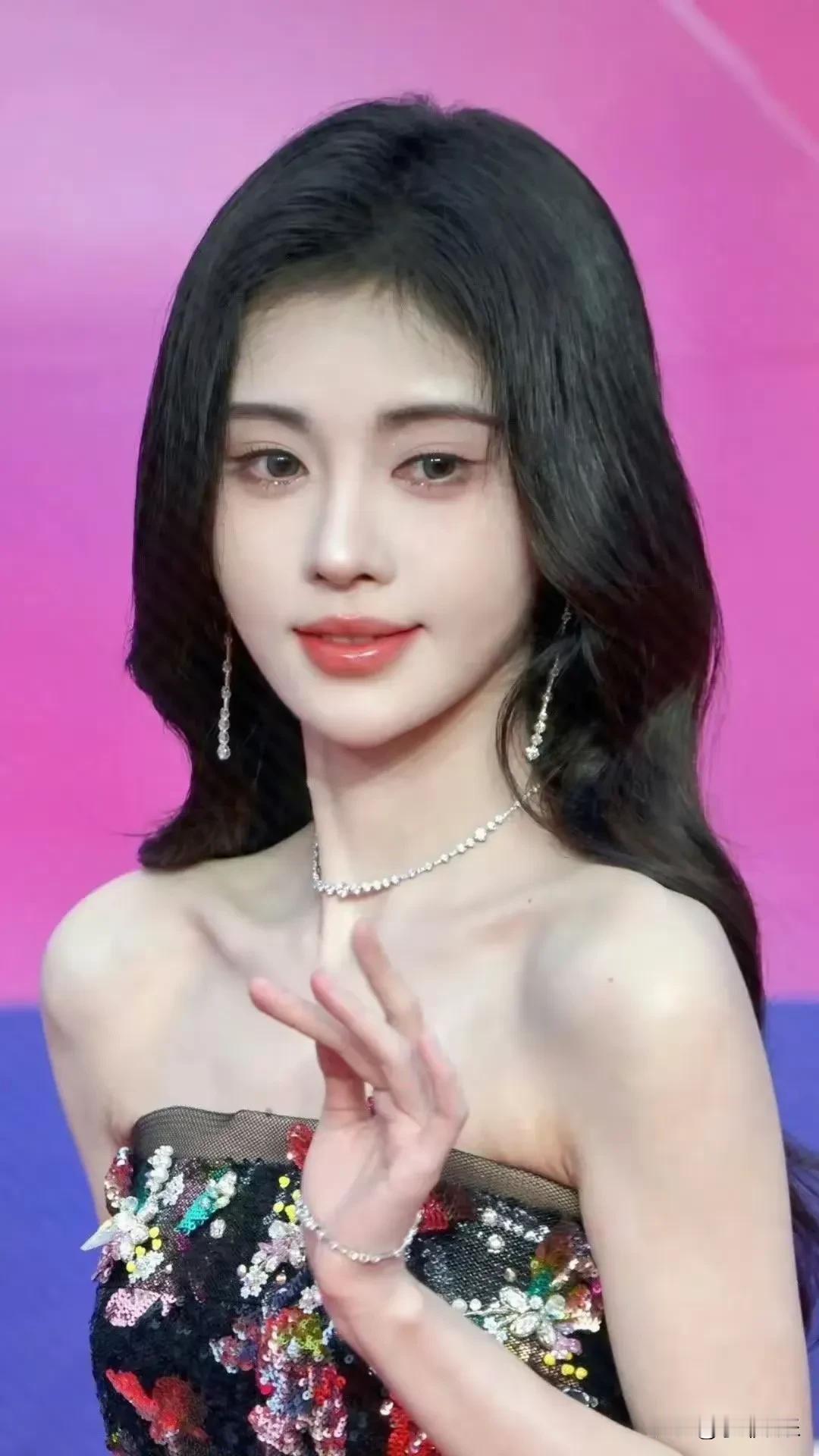 据说王思聪都仰慕于她，只可惜她不屑一顾。毕竟自己赚钱自己花更有意义！你说她很漂亮