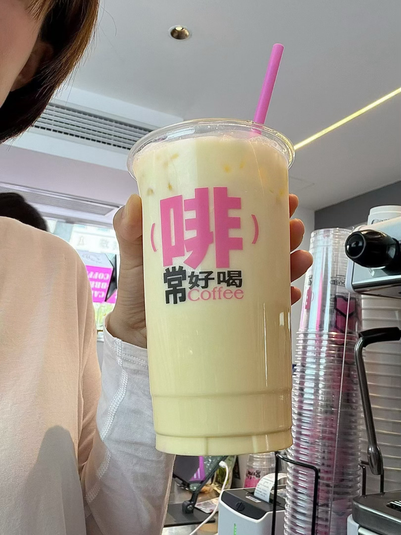 建议不要突然完全停止喝咖啡☕️很多人觉得咖啡喝多了不好，就想一口气直接戒掉。但真