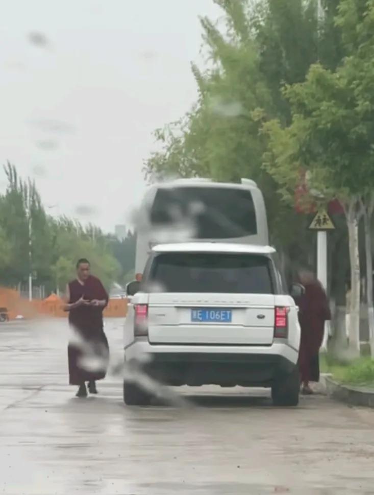 你笑和尚过得苦，和尚笑你没路虎。6月13日，黑龙江男子看到前方路虎十分有范，谁知
