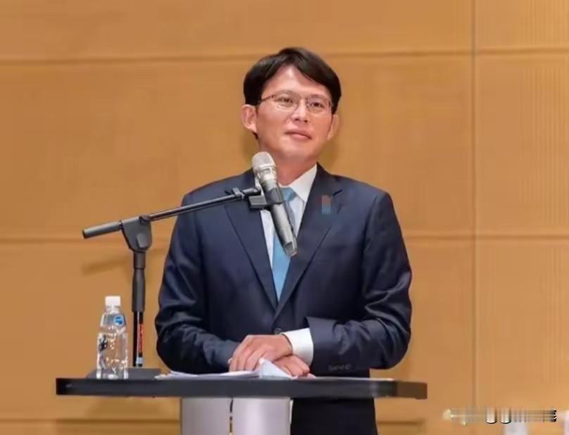 民进党在高雄这回是真慌了吧？赖瑞隆拿错稿子乱散播假讯息，都闹了好些天了，到现在连