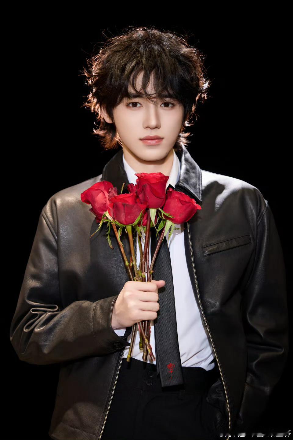 宋亚轩的情人节祝福来了，一身皮衣手捧玫瑰花，甚至还在耳朵上画了一朵小玫瑰花🌹，