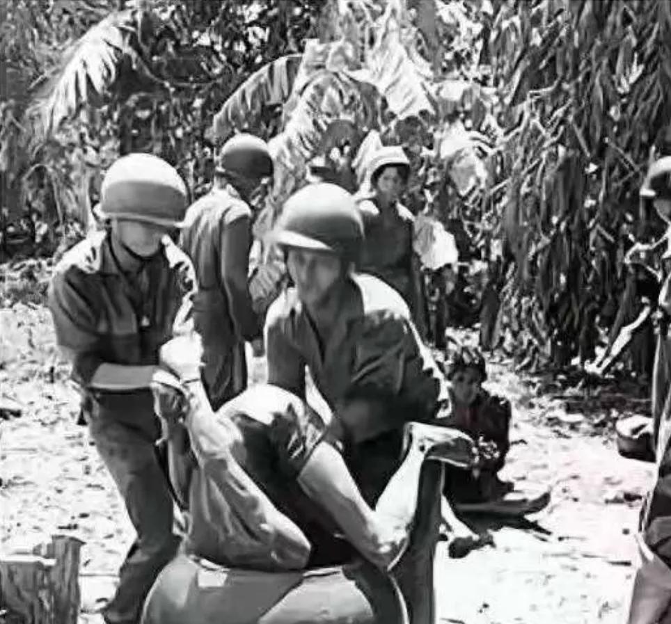 1969年，越战期间，美军士兵对越南女游击队员有多恨，看了这张照片就知道了。当时