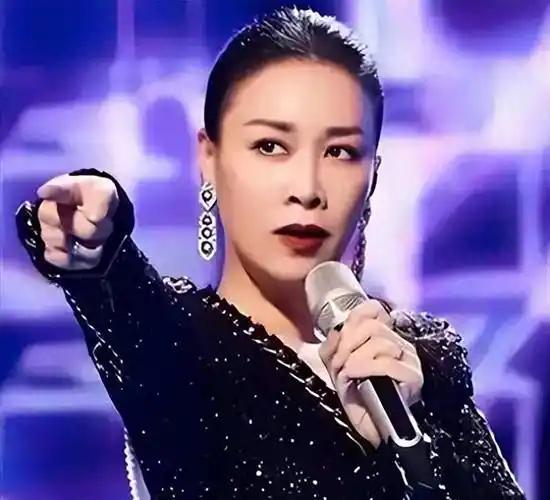 虽然打压刀郎这事让那英遭到了不少议论，现在刀郎又火了，这事也基本翻篇了。但那英在