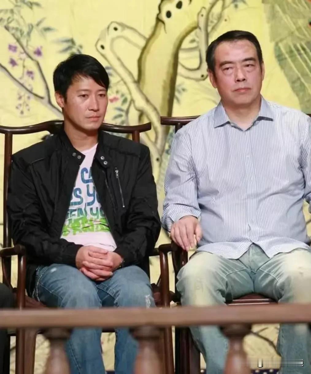 多年前，黎明和陈凯歌的一张合照，这张照片看起来怪怪的，黎明看起来十分拘谨，在大导