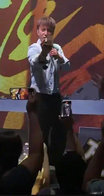 演唱会现场视频引发热议，方力申台上突然朝台下观众竖中指，网传是有人高举邓丽欣照片