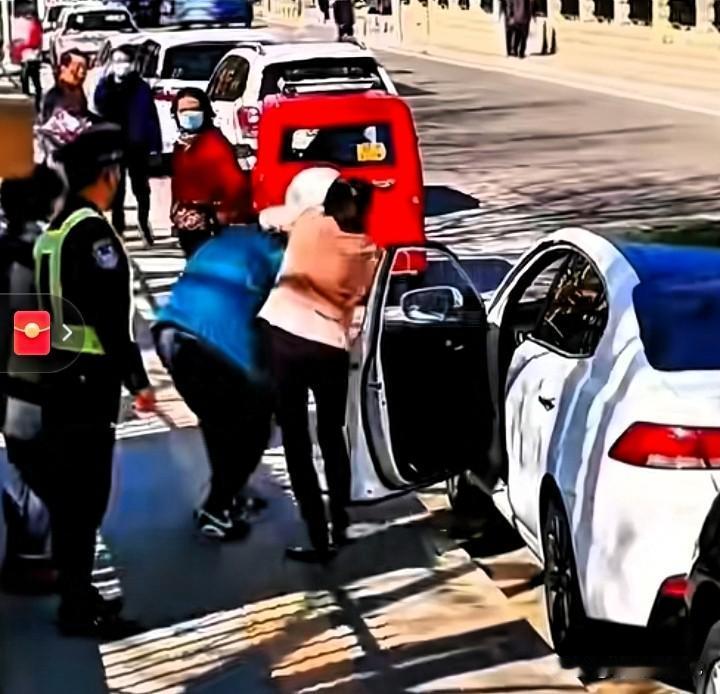 这位妻子好彪悍，大庭广众之下连抽丈夫几巴掌，还死揪着丈夫的耳朵不放，真的一点面子