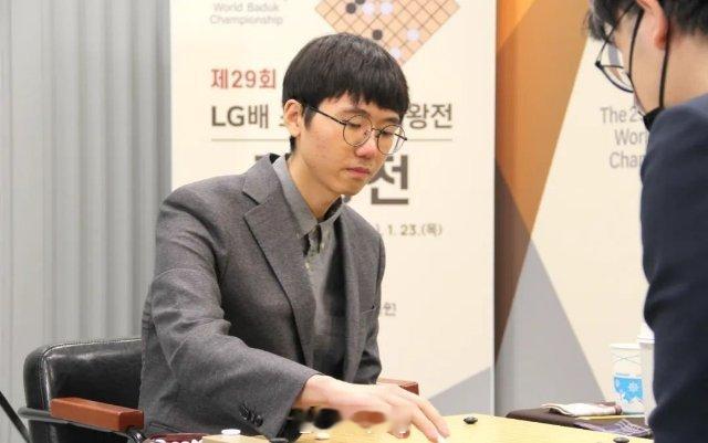 柯洁若夺冠将成为中国首位九冠王 好奇怪啊这事，你要说柯洁是习惯吧，但是昨天柯洁不